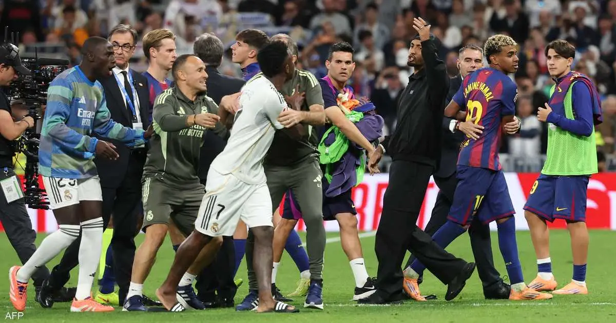 فيديو: لاعبو ريال مدريد يطاردون يامال.. والشرطة تتدخل