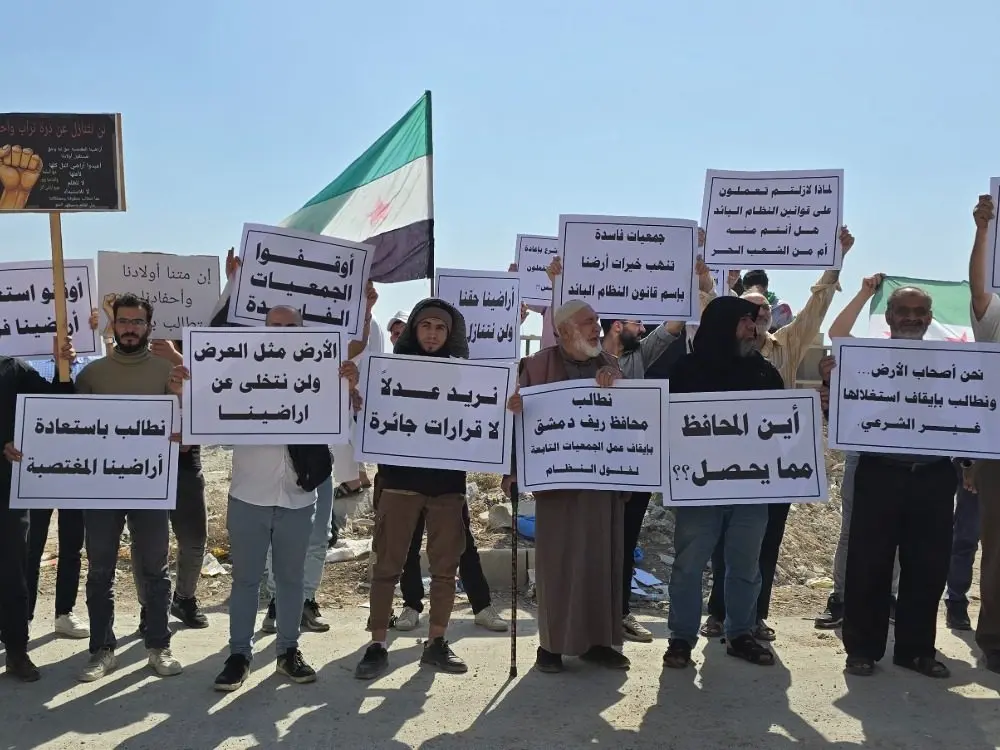 محتجون يطالبون بأراضيهم المستملكة.. الحكومة في مواجهة واحد من أعقد وأضخم الملفات