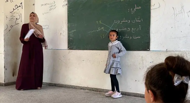 الأونروا توسع برنامجها التعليمي في غزة: مئات آلاف الطلاب استأنفوا الدراسة