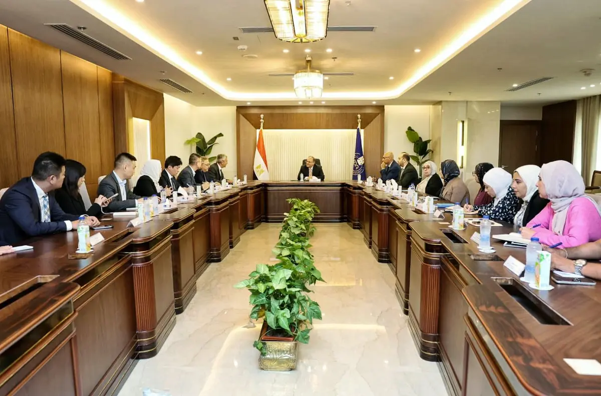 رئيس هيئة الدواء يبحث مع وفد «سينوبرايت» الصينية توطين صناعة المواد الخام ودعم إنتاج العلاجات الحيوية