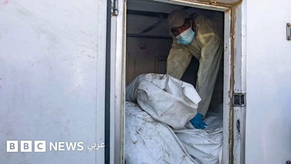 قطاع غزة: فلسطينيون يحاولون التعرف على هوية جثامين بدأت بالتحلل وعليها "آثار تعذيب" بعد إعادتها من إسرائيل