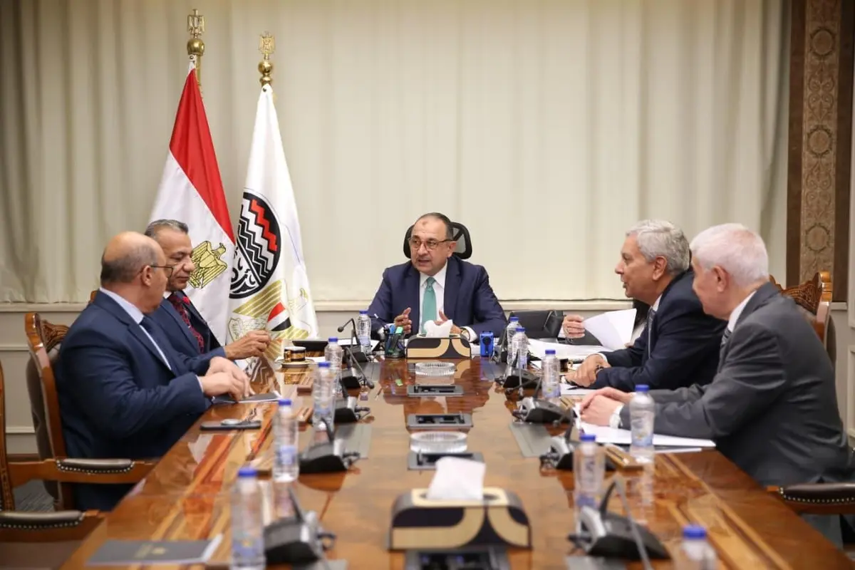 وزير قطاع الأعمال يبحث مع نقيب أطباء الأسنان تأمين الاحتياج من بنج الأسنان والمستلزمات الطبية من خلال «القابضة للأدوية»