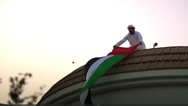 مكتب أبوظبي الإعلامي يطلق حملة «فوق بيتنا علم».. أنتم مدعوون إلى المشاركة