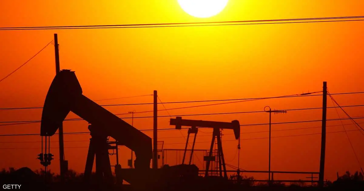 النفط يتجه نحو تسجيل خسائر للشهر الثالث على التوالي