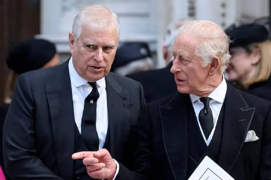 الملك تشارلز يجرد شقيقه آندرو من ألقابه ومن منزله