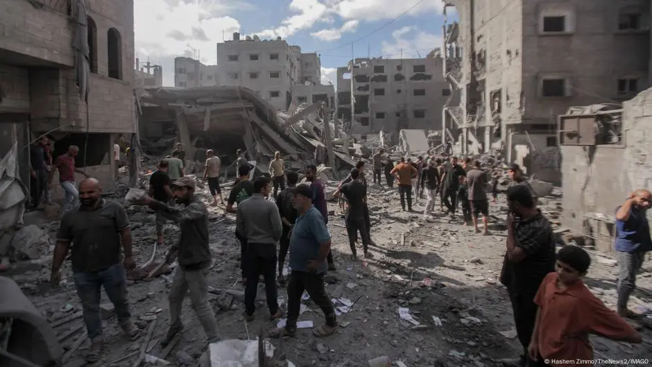 إسرائيل تستهدف مواقع جديدة وتسلم جثامين 30 فلسطينيا إلى غزة