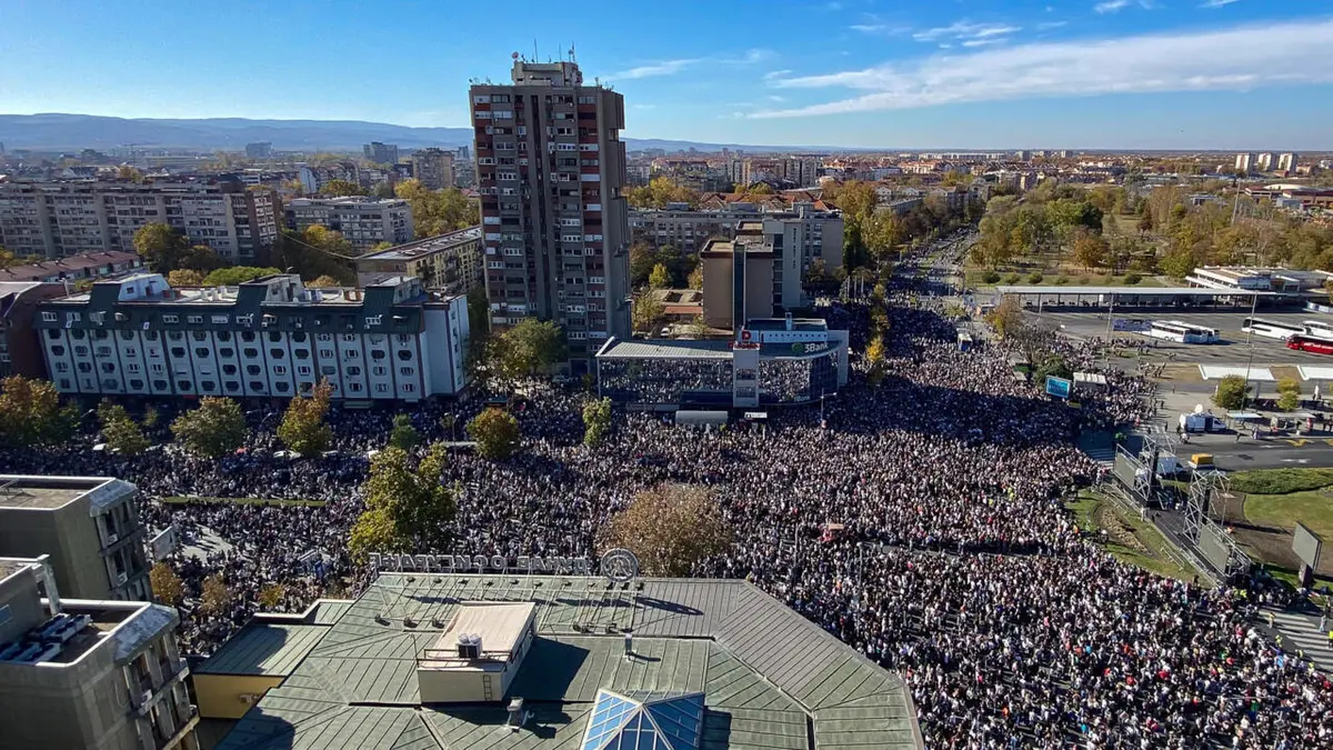 صربيا: الآلاف يشاركون في مسيرات لإحياء ذكرى قتلى سقطوا في انهيار سقف محطة قطار