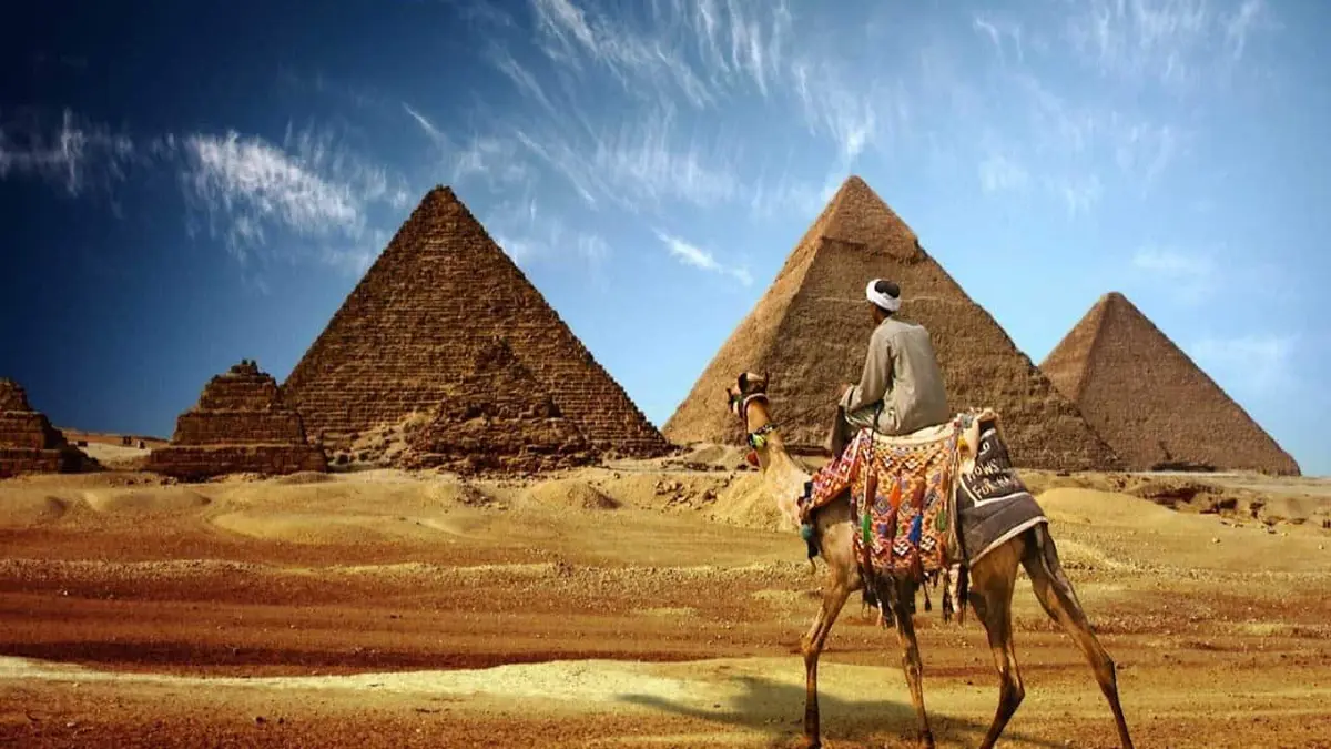 أسرار الأهرامات تعود للواجهة.. عالم مصريات يؤكد: البناء قبل 10 آلاف عام وما زال 70% من آثار مصر تحت الأرض