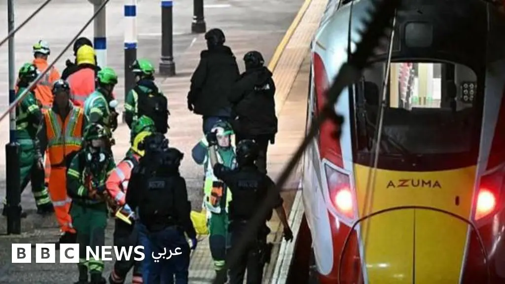 لندن: حادثة طعن في قطار تخلف إصابات "مهددة للحياة"، والشرطة البريطانية توقف مشتبهين بهما