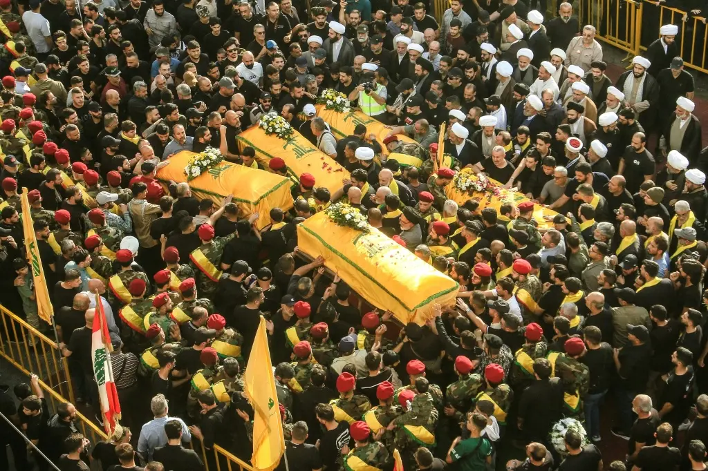 المئات في جنوب لبنان يشيّعون عناصر من حزب الله قُضوا بغارات الاحتلال الإسرائيلي