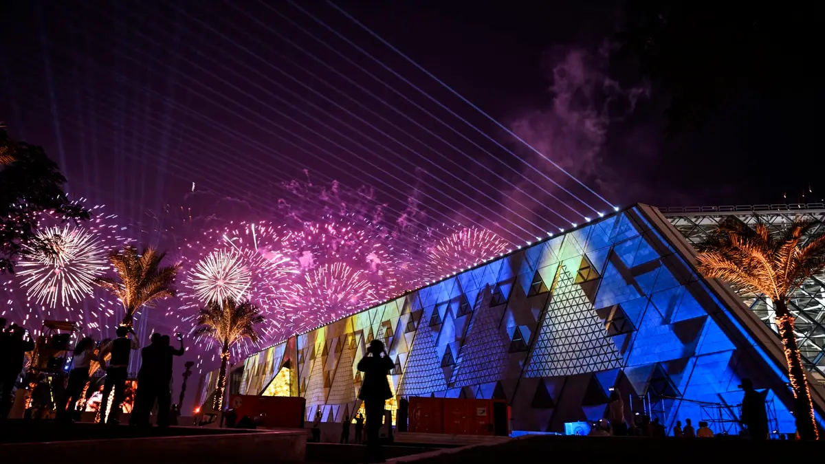 بعد الانتقادات.. تعليق من مخرج بث افتتاح المتحف المصري الكبير