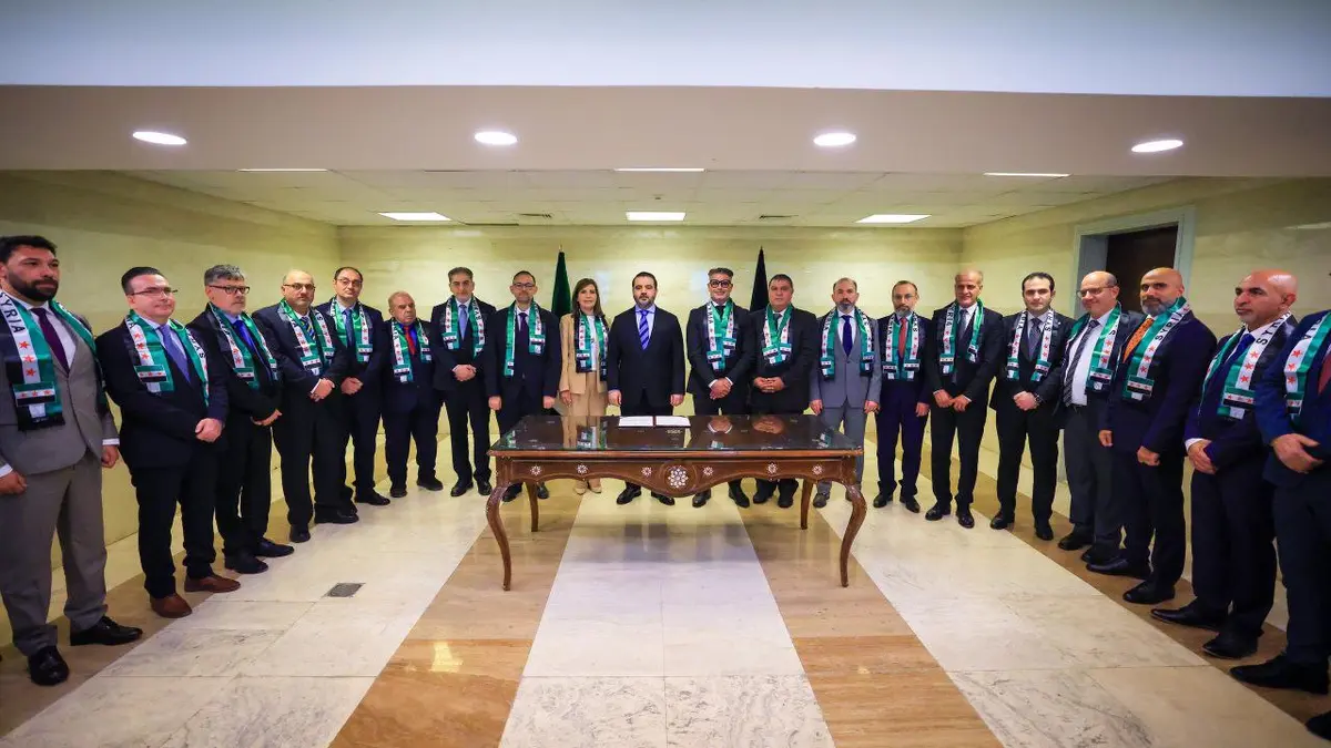 الشيباني يستقبل دبلوماسيين منشقين عن النظام البائد ويوقّع قرار إعادتهم إلى العمل