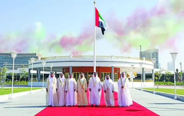 «يوم العلم».. سكان الإمارات يضمون علمها بقلوبهم ويرفعونه فوق القمم