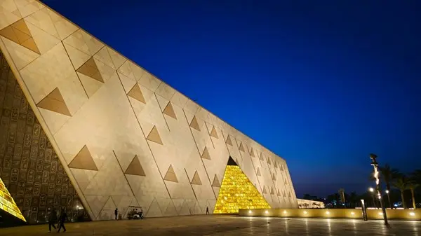 الأزياء تحاكي التاريخ.. نجمات العالم يحيين روح الفراعنة في المتحف المصري الكبير