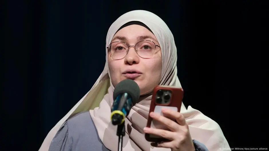 عائشة إيرم..شاعرة ألمانية تتحدى العنصرية بشعر "الصلام"
