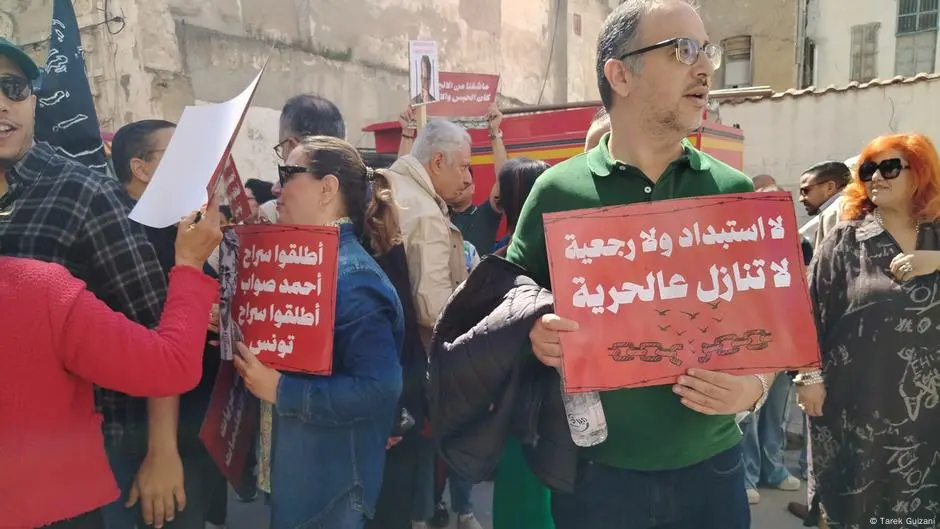 قرارات التجميد.. تهديد لنشاط ومستقبل المجتمع المدني في تونس