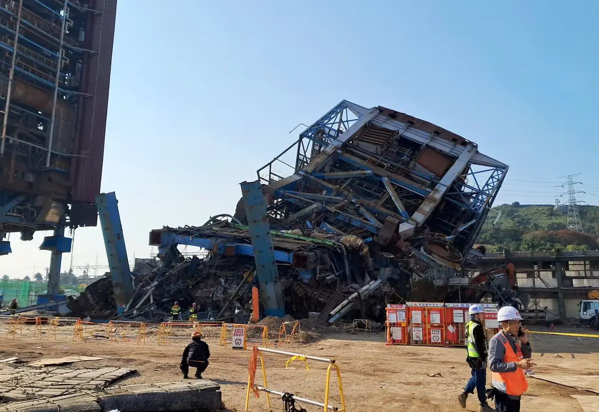 انهيار هيكل ضخم بمحطة كهرباء في كوريا الجنوبية (صور) - الطاقة