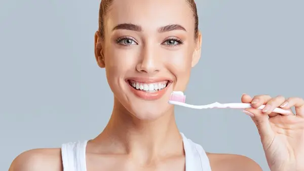 تجنبي اصفرار أسنانك باتباع هذه العادات