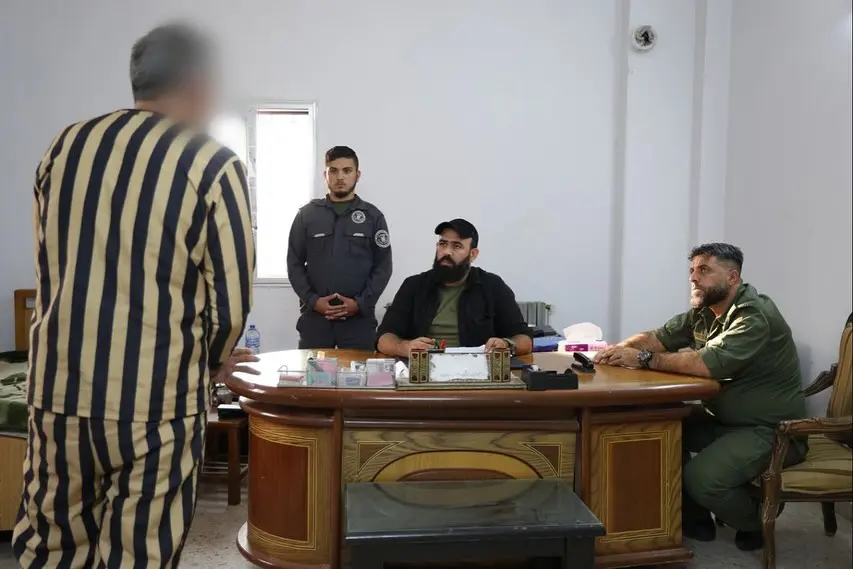 القبض على شخص انتحل صفة موظف دولي وجمع 600 ألف دولار من أهالي حمص