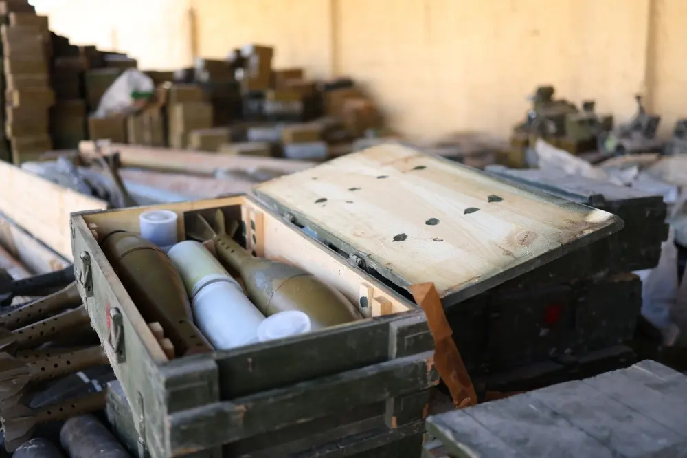 الأمن الداخلي في إدلب يضبط أسلحة وذخائر ويوقف شبكة تهريب في سرمدا