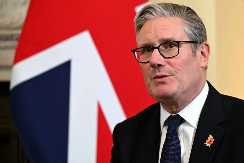 بريطانيا ترفع العقوبات عن الشرع وأوروبا في الطريق