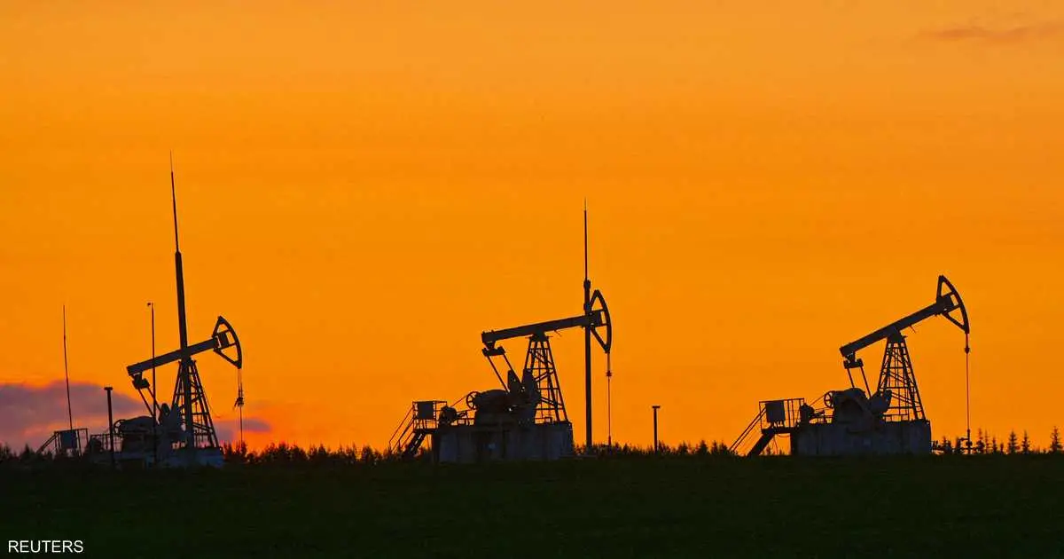 النفط يتراجع للأسبوع الثاني بفعل مخاوف الإغلاق الأميركي