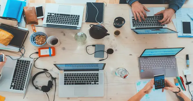 كيف يُمكِن للذكاء الاصطناعي أن يبني فرق عمل أكثر ترابطًا؟