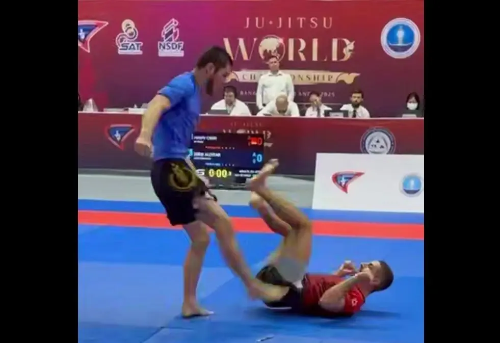 غداة انضمام بلاده لاتفاقية أبراهام.. مقاتل كازاخستاني يركل خصمه الإسرائيلي ويرفض مصافحته