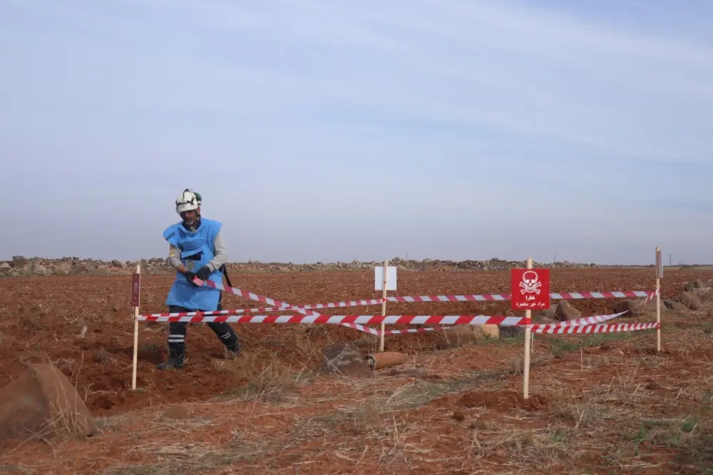 إصابة ثلاثة شبان بانفجار لغم من مخلفات الحرب في ريف إدلب الجنوبي