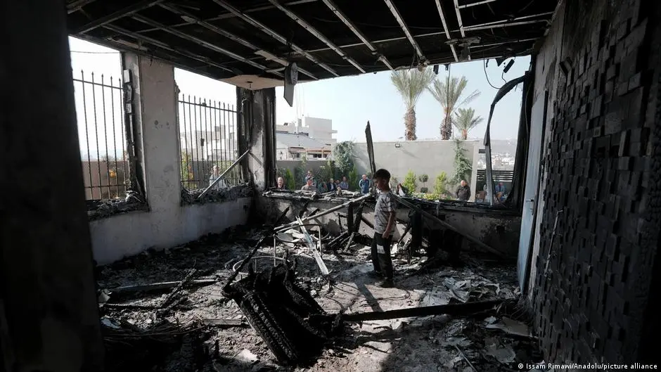 شهود:مستوطنون إسرائيليون يعتدون على فلسطينيين وصحفيين بالضفة
