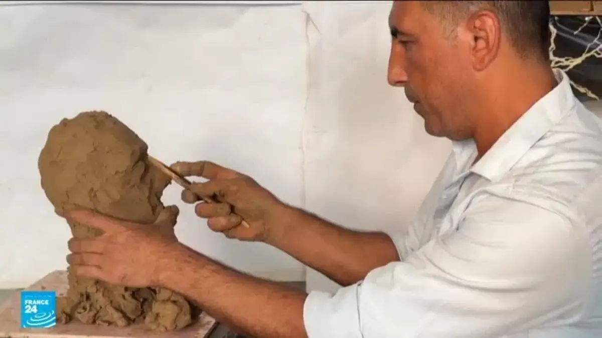 خالد حسين من دير البلح يحول ركام الحرب إلى أعمال فنية تروي معاناة سكان غزة وصمودهم