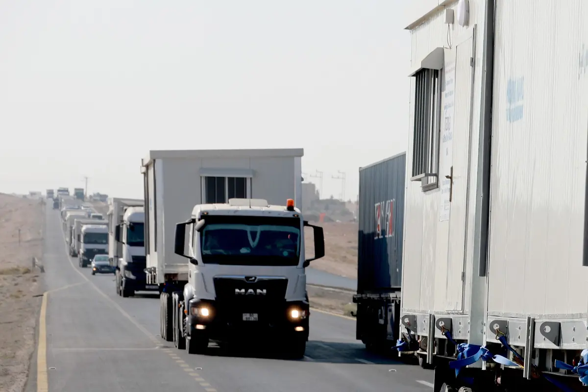 عمان يرسل قافلة مساعدات إلى سوريا تضم 16 شاحنة