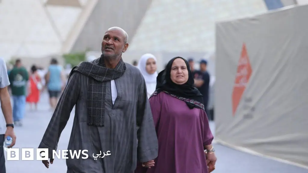 المتحف المصري الكبير: لماذا أثارت صورة لزائرين نقاشاً حول ملابس المصريين؟