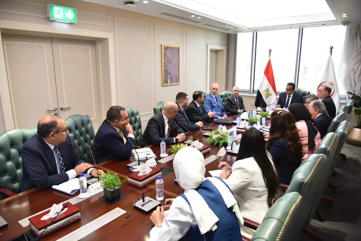 الصحة تبحث مع شركة «ميريت» توطين صناعة المستلزمات الطبية في مصر