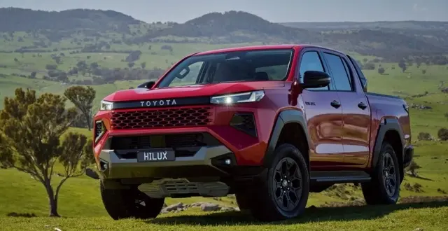 تويوتا هايلكس 2026 الجديدة كليًا: تصميم مستوحى من “السايبورغ سومو” وخيارات كهربائية متعددة