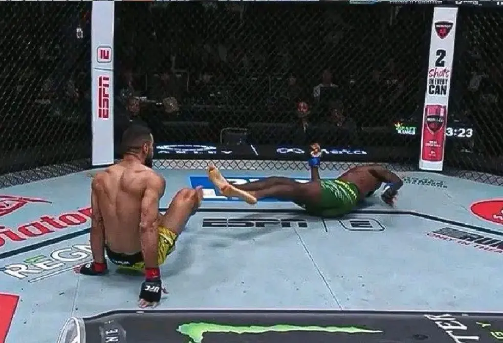 شاهد.. مقاتل برازيلي يسقط متحديه بضربة قاضية بالركبة!