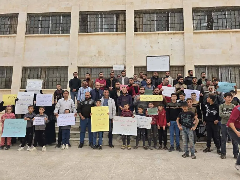 وقفة احتجاجية في إبين سمعان تنديدًا بتدني الرواتب وسوء الواقع التعليمي