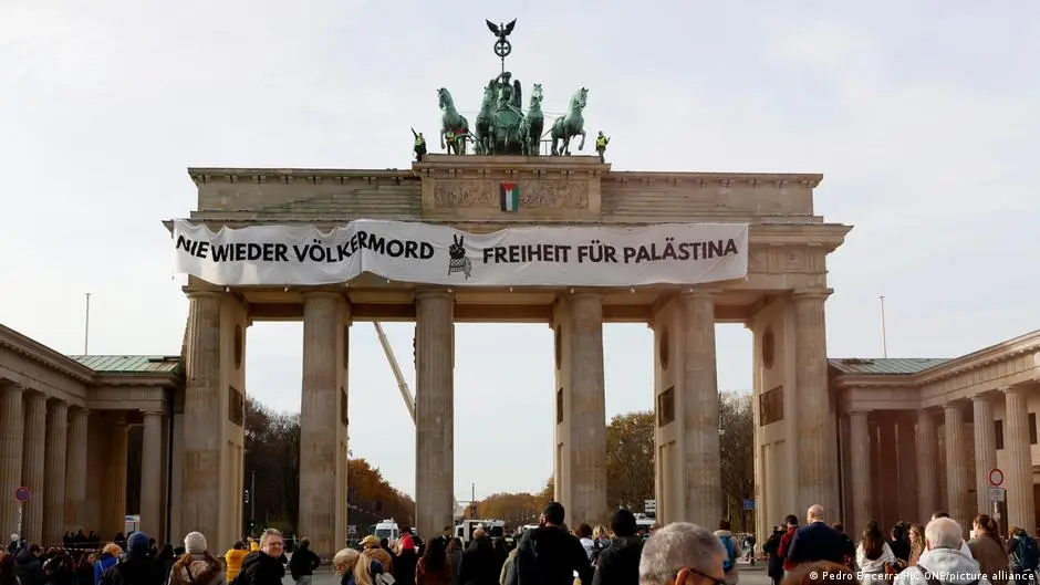 ألمانيا: احتجاز مؤيدين للفلسطينيين تسلقوا بوابة براندنبورغ
