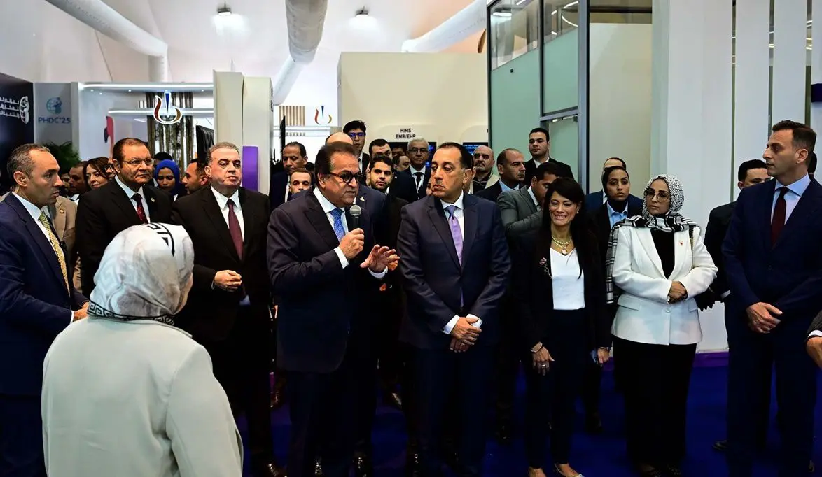 رئيس الوزراء يتفقد معرض «سمارت ديجيتال هيلث جيت»