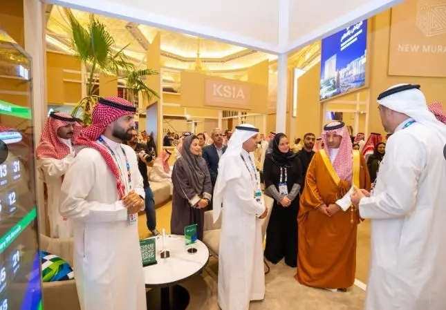 وزير السياحة يزور جناح الخطوط السعودية المشارك بمعرض TOURISE25