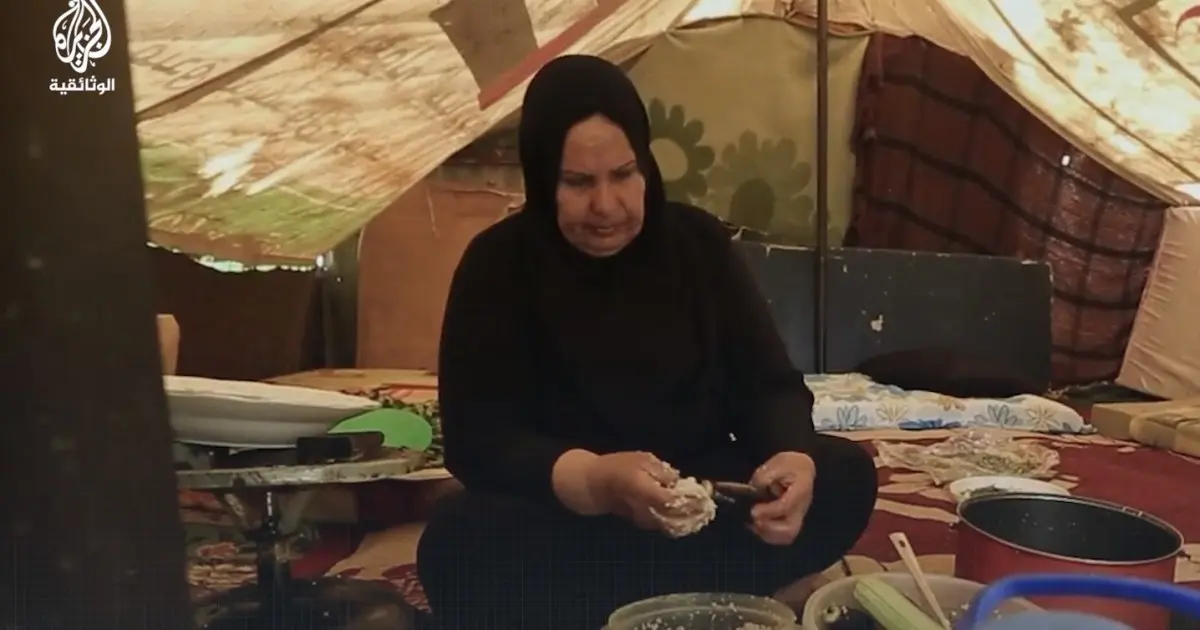 (شاهد) من القصر إلى الخيمة.. لاجئة فلسطينية تروي صعوبة الحياة في خيام اللاجئين