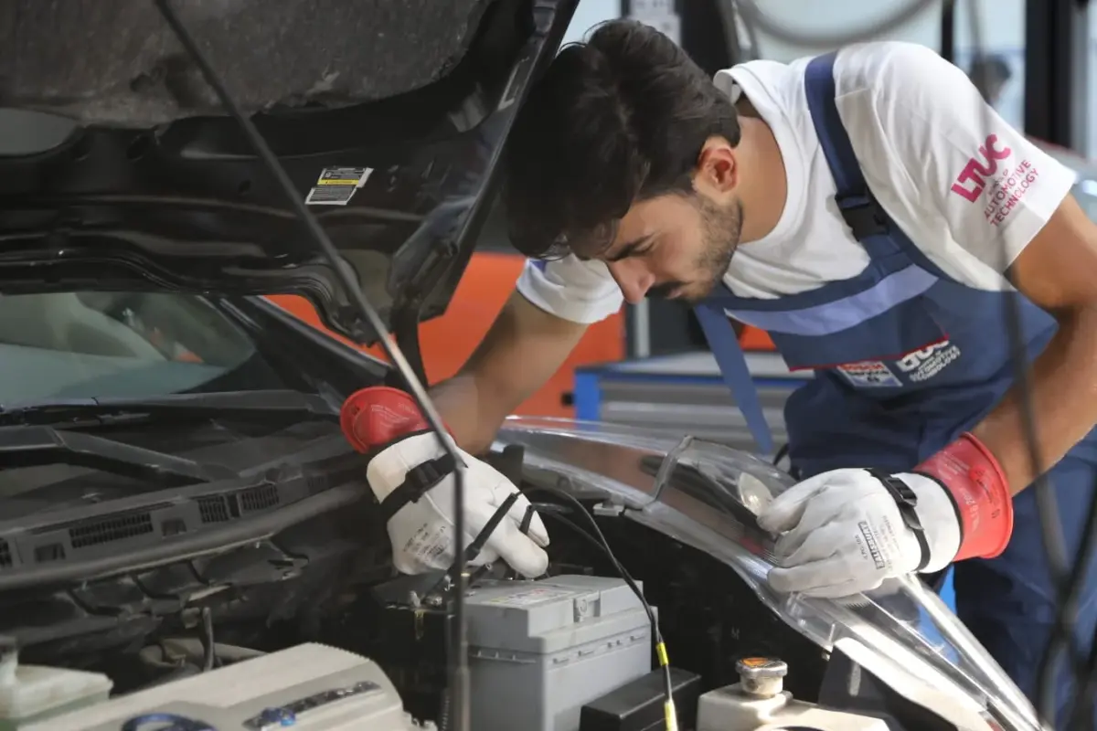 لومينوس وشركة العاديات – مجموعة المناصير يطلقان برنامج “التعليم الثنائي” لتأهيل خريجين لسوق العمل