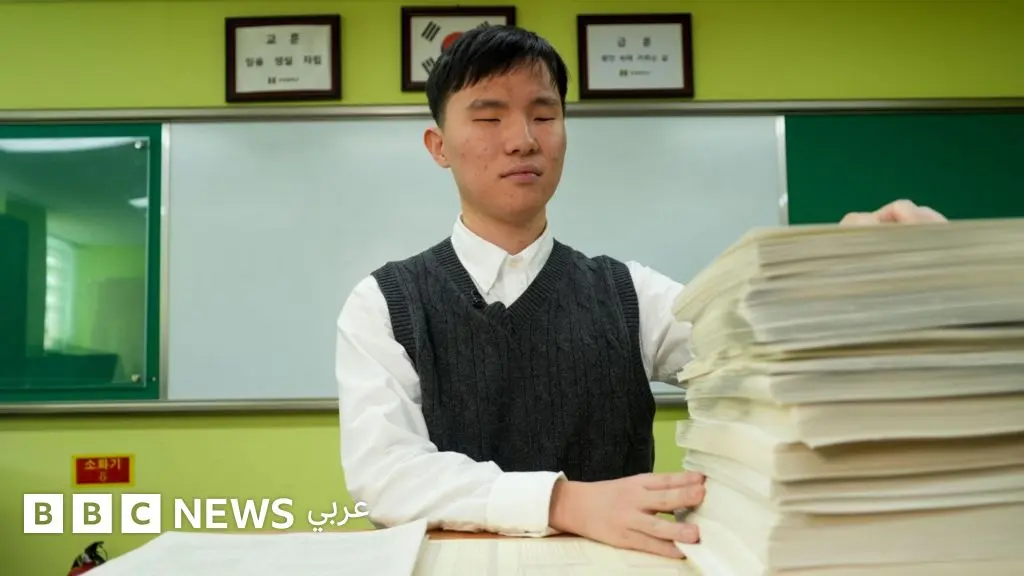 13 ساعة من القراءة باللمس، كيف يتعامل الطلاب المكفوفون مع أحد أطول الامتحانات في العالم؟