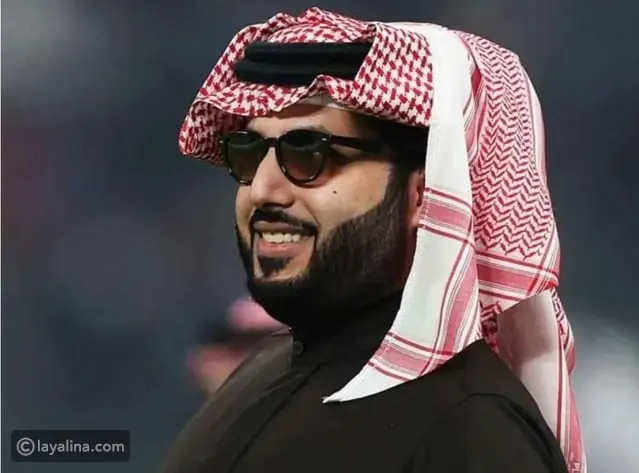 تركي آل الشيخ يتلقى سيفاً دمشقياً نادراً من أقدم صانعي سيوف في دمشق