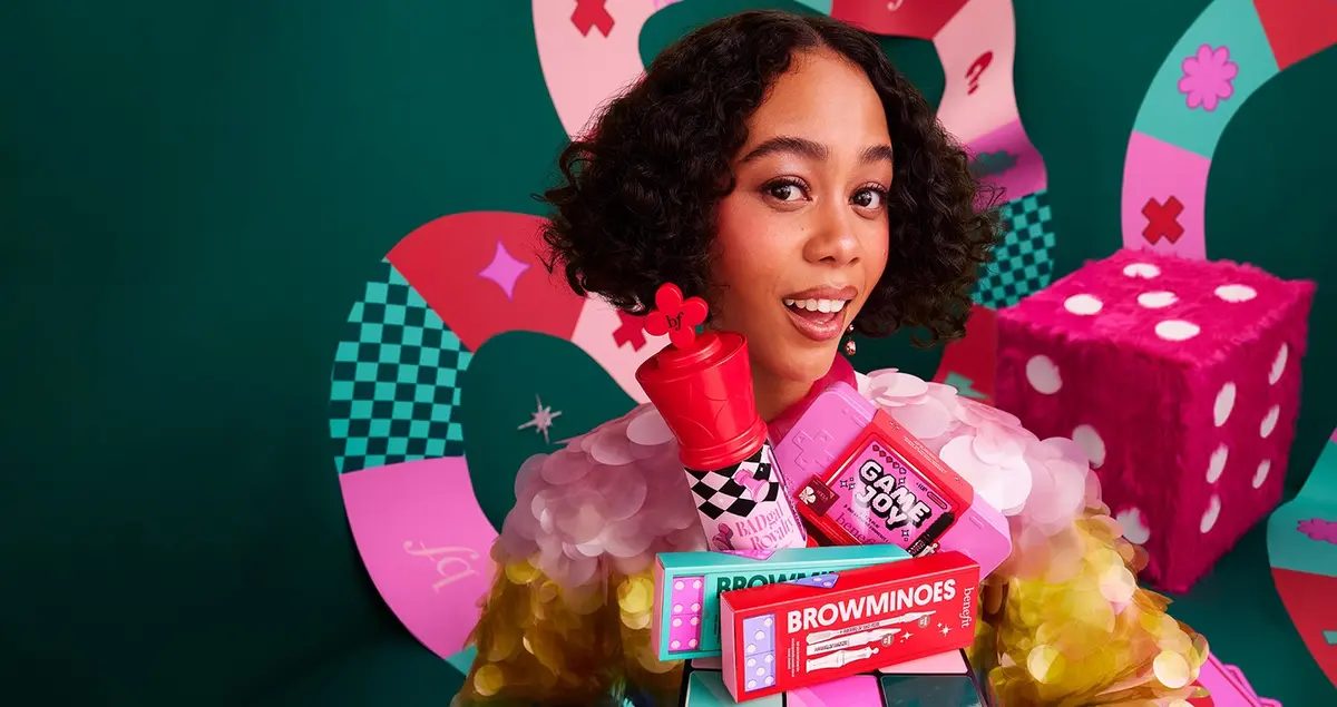 أعياد نهاية عام 2025 مع Benefit: احتفال، مرح وجمال!