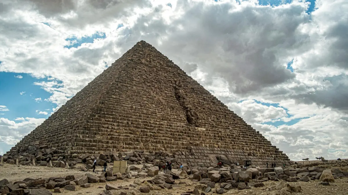 مصر: أهرامات الجيزة تحتضن نسخة عملاقة من عمل تجهيزي ضخم للفنان الإيطالي ميكيلانجيلو