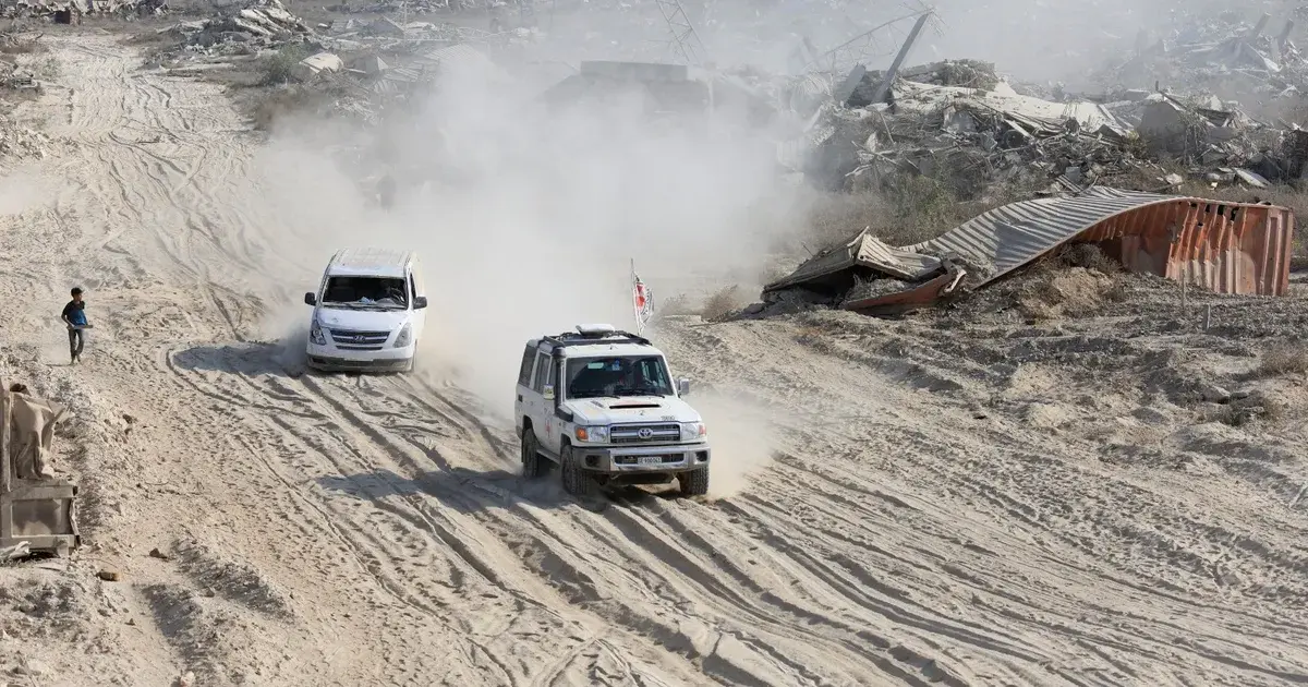 لحظة دخول الصليب الأحمر وكتائب القسام "الخط الأصفر" للبحث عن جثامين المحتجزين
