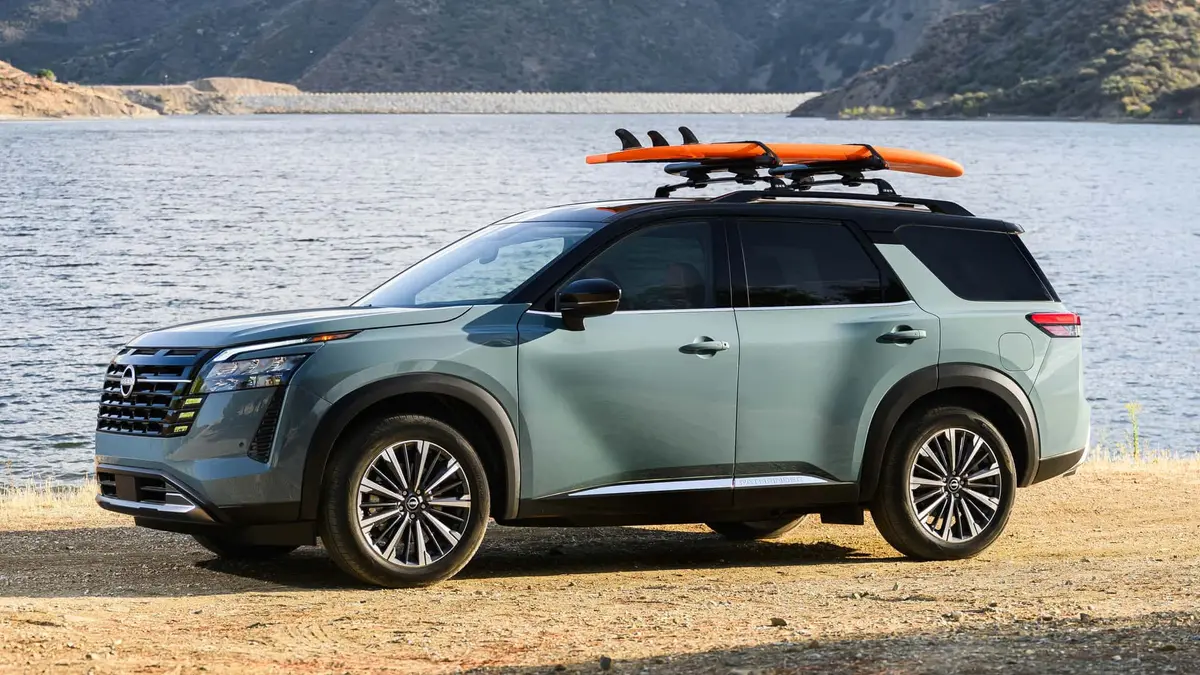 نيسان باثفايندر 2026: سيارة دفع رباعي بثلاثة صفوف من المقاعد، أكثر أناقة وذكاءً