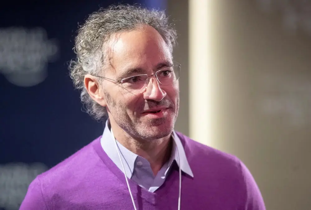 الفيلا ورفات «روزيتا».. الملياردير أليكس كارب ينفق ثروته لهذا السبب