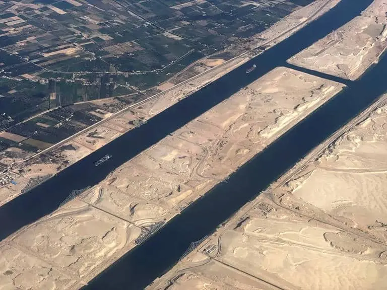 عودة الملاحة تدريجيًا عبر قناة السويس بعد استقرار البحر الأحمر